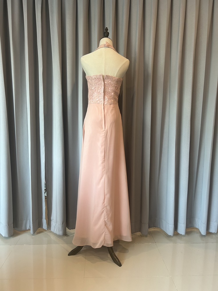 พร้อมส่ง ชุดราตรียาว คล้องคอ สีชมพู Nude pink แต่งลูกไม้ช่วงอก