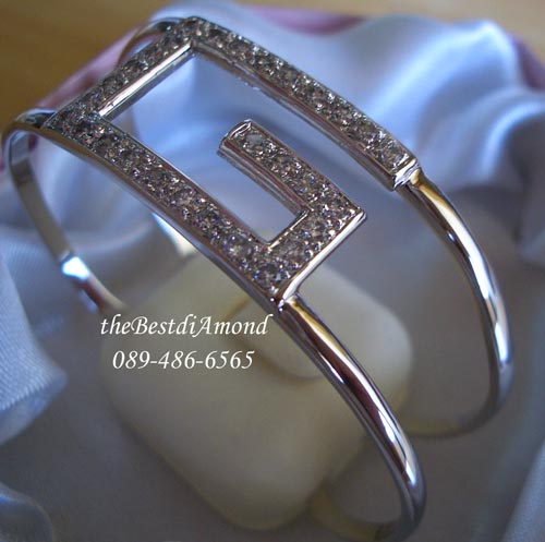 สินค้าหมดBL005RD+++กำไลGucci+++สุดฮิตกับเครื่องหมาย Gucci ด้วยสัญลักษณ์ตัว G งานสวยมาก ดูดีมากๆเลยค่ะใส่แล้วไฮโซมั่กมากๆ ไม่ล้าสมัยเลยค่ะ