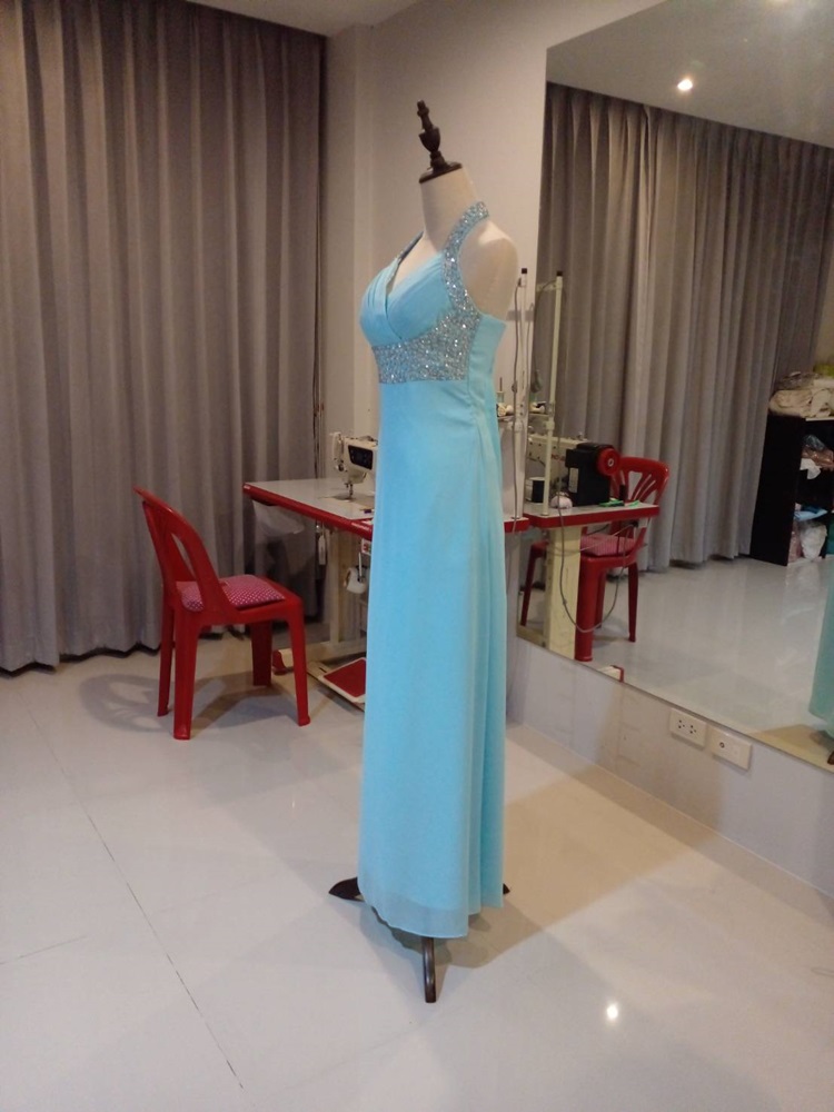 พร้อมเช่า ชุดราตรียาว สีฟ้า แบบเก๋ คล้องคอ ช่วยยกเนินอกสวย