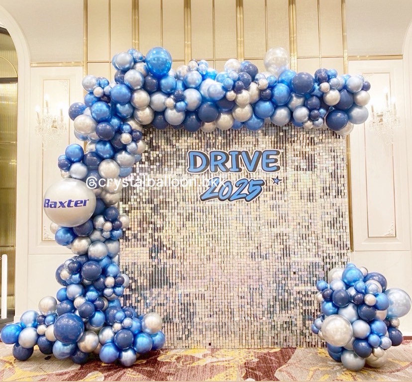 Organic Backdrop ฉากวิบวับ สีเงิน ขนาด 2.4x2.4 เมตร Theme น้ำเงิน - เงิน พร้อมตกแต่ง สามารถเปลี่ยนสีลูกโป่ง/เปลี่ยนข้อความ/เปลี่ยนสี-ฟอยล์ตกแต่งได้