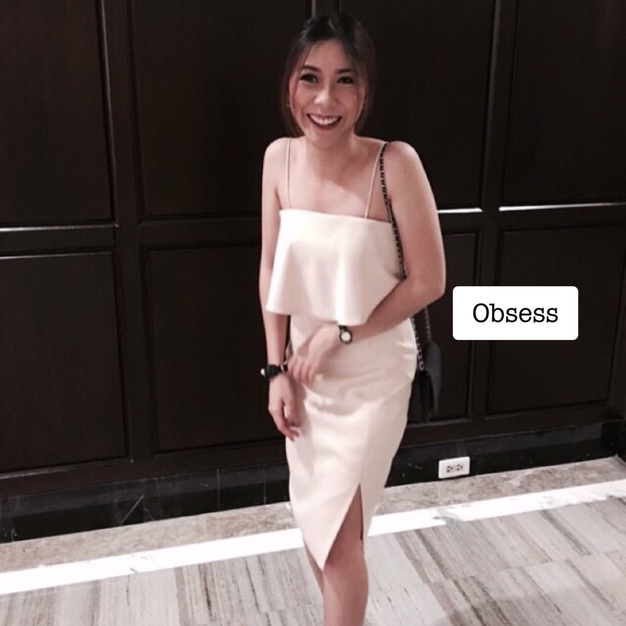 พร้อมเช่า มินิเดรส ทรงยอดนิยม แต่งระบายอก กระโปรงทรงดินสอ สีขาว