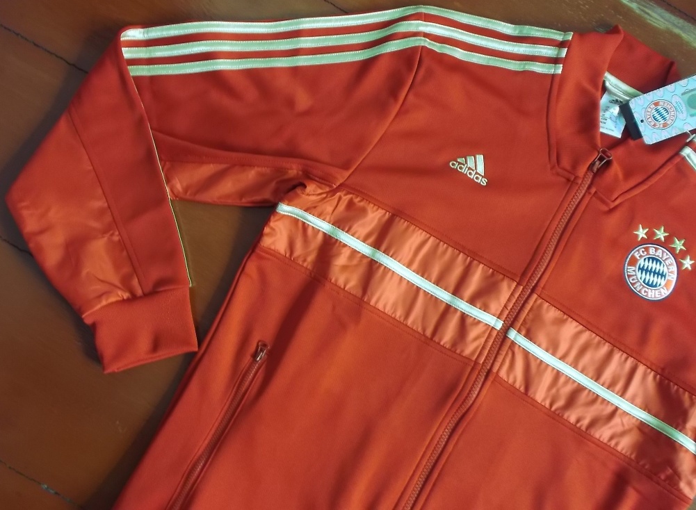 เสื้อฟุตบอล ทีมสโมสรบาเยิร์น มิวนิค ชุดเสื้อแจ็คเก็ต Anthem Jacket 2012/13 ใหม่ M-Size / BAYERN MUNICH Football Shirt Anthem Jacket Kit 2012/13 Jersey NEW M-Size
