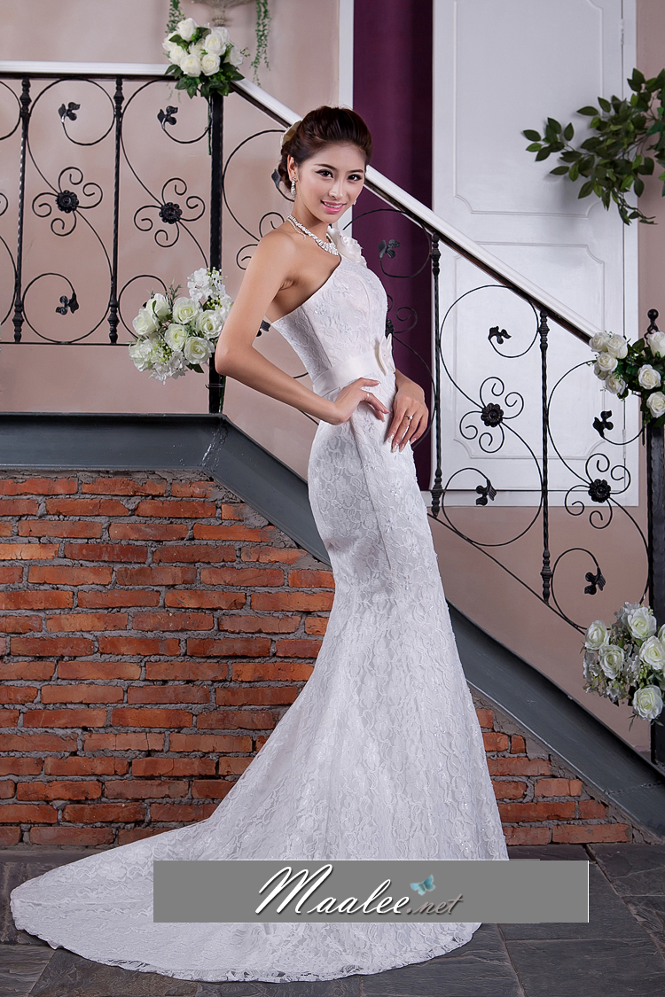 พร้อมส่ง ชุดราตรียาว ทรงหางปลา ผ้าลูกไม้ ไหล่เดียว สีขาว แต่งดอกไม้ช่วงไหล่