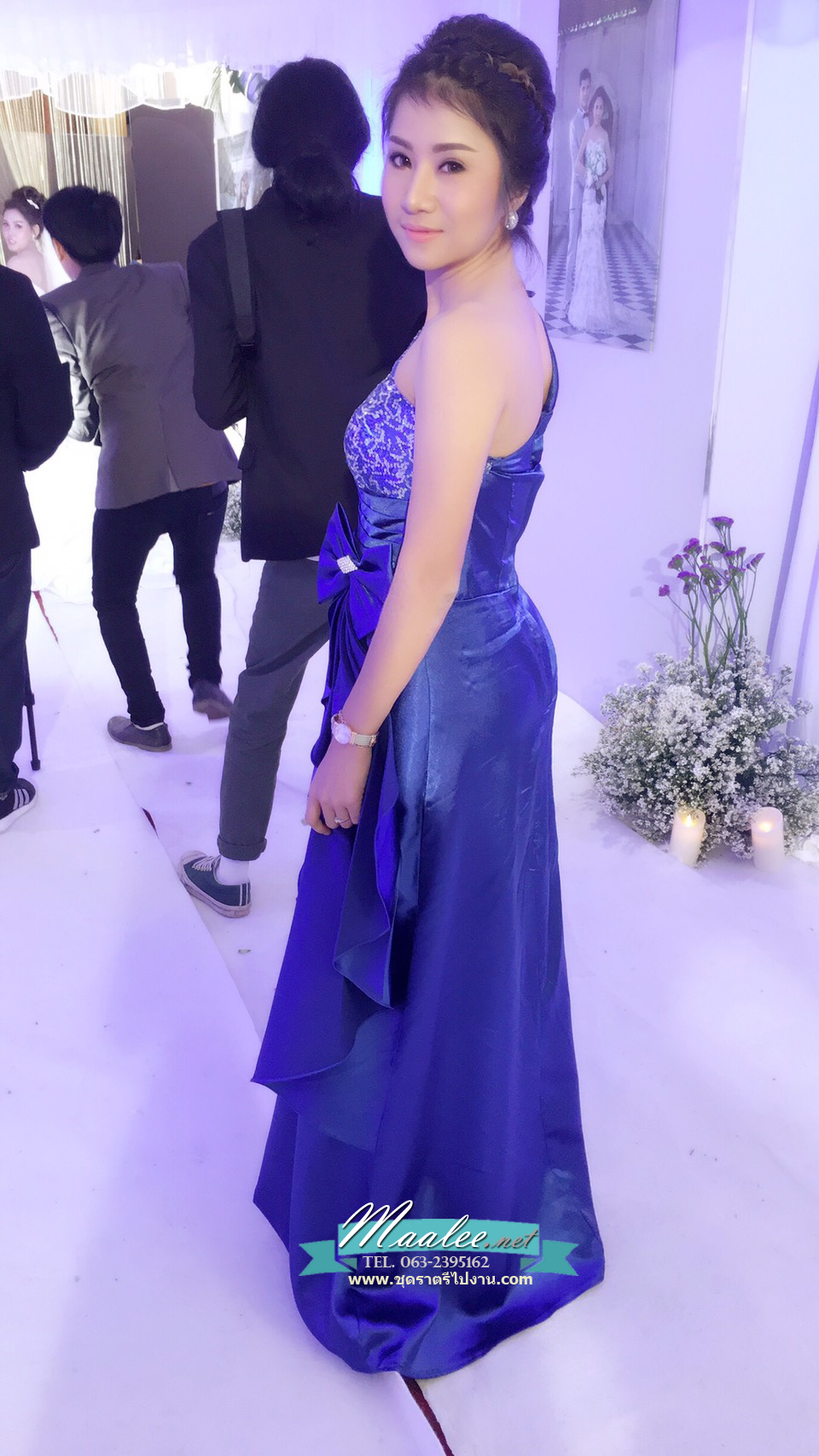พร้อมเช่า ชุดราตรียาว ไหล่เฉียง สีน้ำเงิน ปักเลื่อมไล่สี จับจีบแต่งโบว์ช่วงเอว ประดับดอกไม้สวยหวานบนไหล่