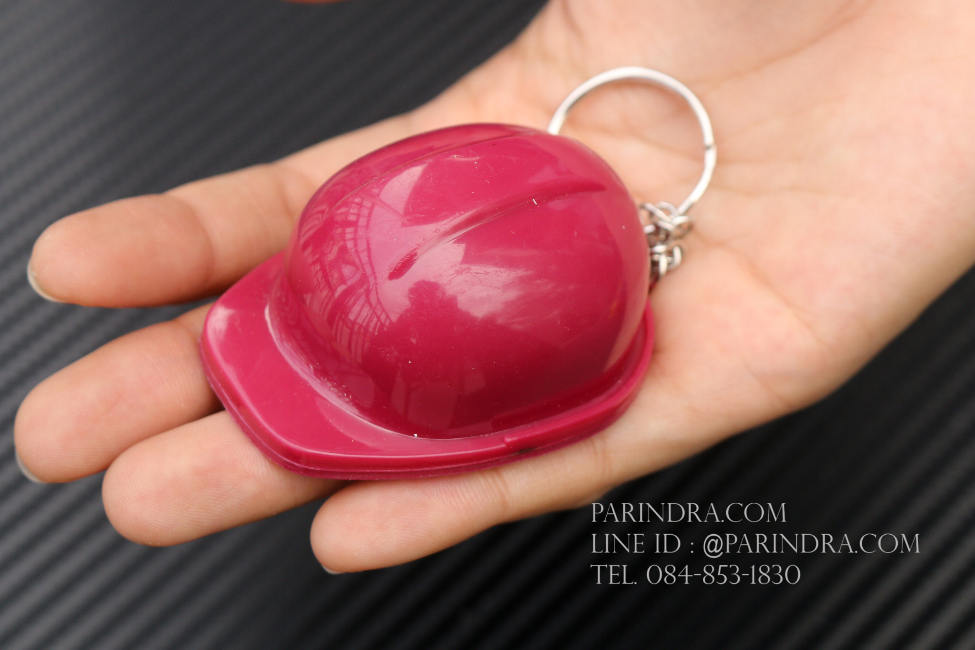 พวงกุญแจแบบมีที่เปิดขวดฝาจีบ รูปทรงหมวก