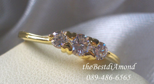 BR078+++แหวนเพชร3เม็ดขนาดเล็ก+++ เพชรวางเรียง 3 เม็ด ยกสูงขึ้นเล็กน้อยพอสวย เรียบๆใส่ได้ตลอด ไม่เว่อร์ แต่ดูดีค่ะ