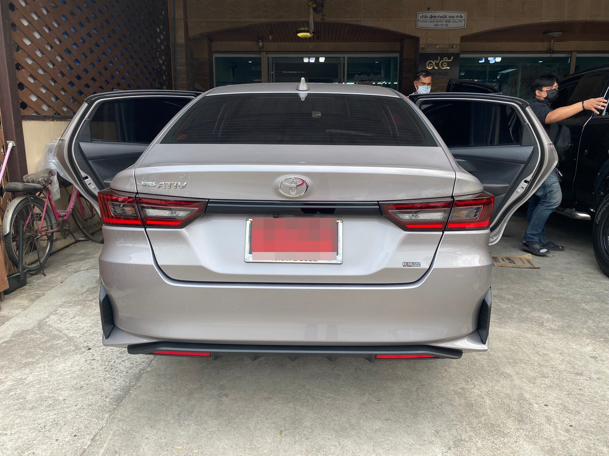 ตัดพรมรถยนต์ Toyota Yaris Ativ 2023 ปูพรมหกดี สีแดงสด เต็มคัน