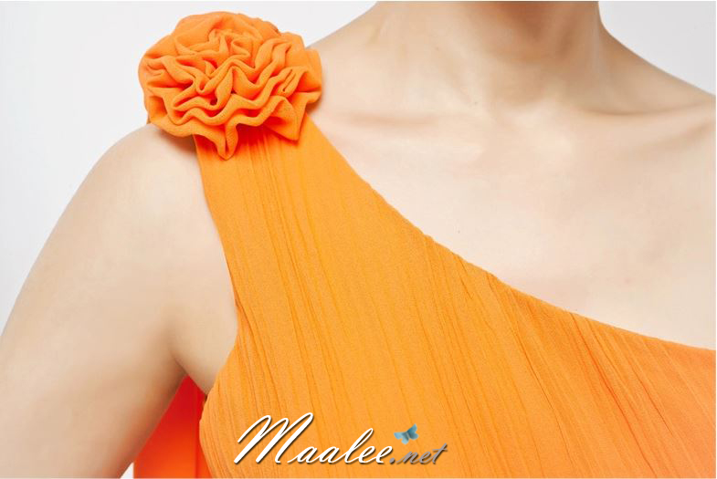 พร้อมส่ง ชุดราตรียาว ไหล่เดียว ผ้าชีฟองแต่งดอกที่ไหล่ เอวคาดเพชรสวย สีแดง