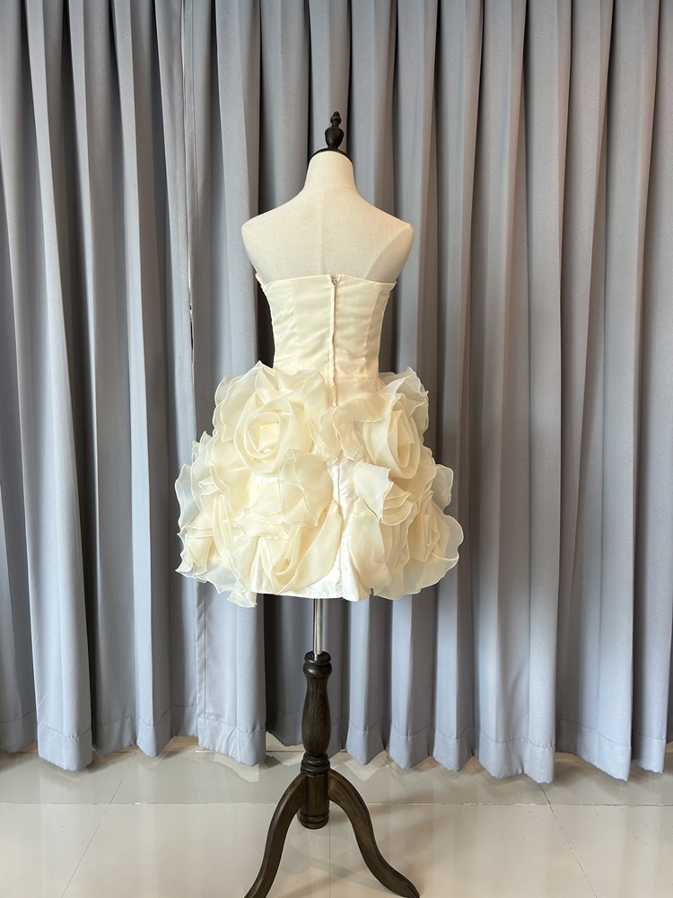 พร้อมเช่า ชุดแฟนซี ชุดราตรีสั้นเกาะอก สีครีม กระโปรงดอก 3 มิติ