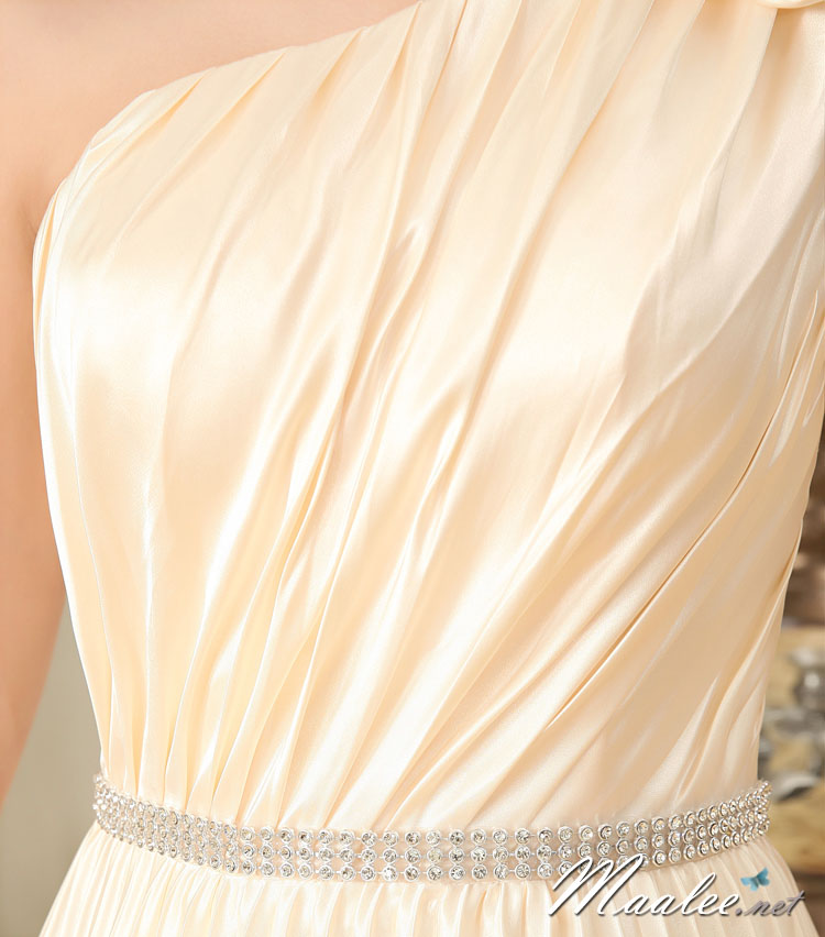 พร้อมส่ง ชุดราตรียาว ไหล่เฉียง สีครีม กระโปรงอัดพลีทพลิ้วสวย แต่งแถบคริสตัลช่วงเอว