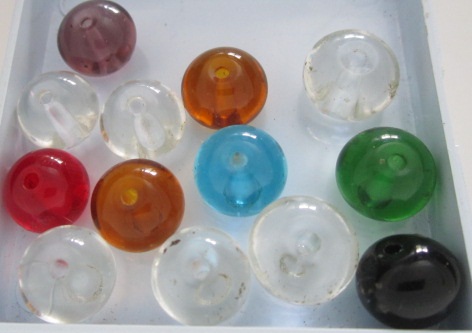 ลูกปัดโบราณแก้วคละสีจำนวน.13.เม็ด.