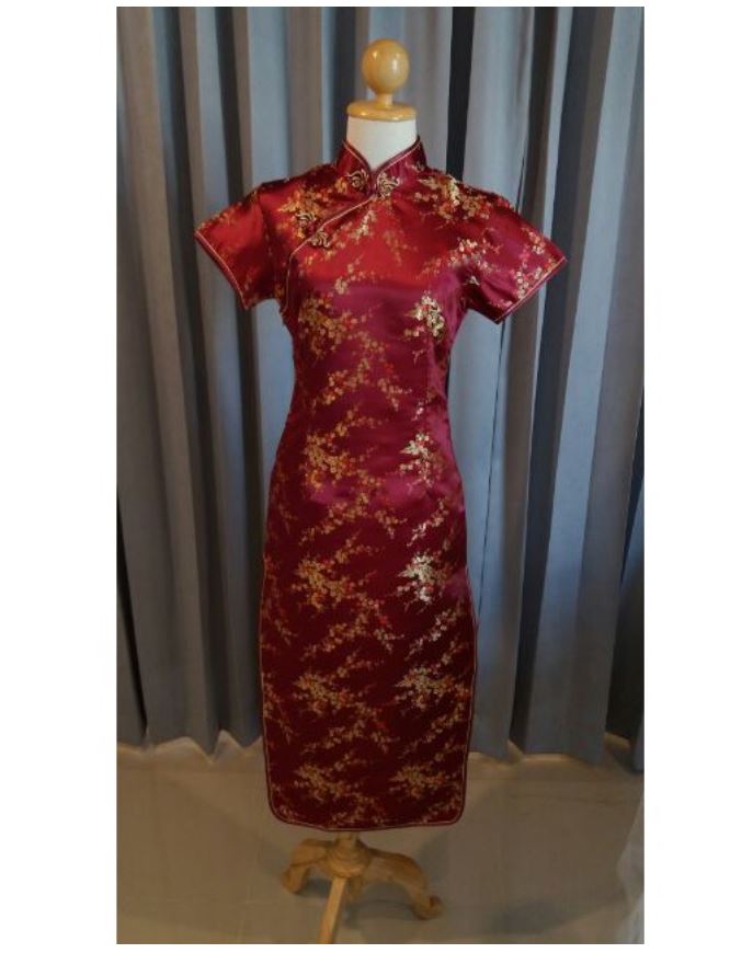 พร้อมส่ง กี่เพ้า สีไวน์แดง ลายดอกบ๊วย Cherry Blossom ผ้าไหมจีน กุ๊นขอบ ตัดเย็บอย่างดี (2XL,3XL,5XL)