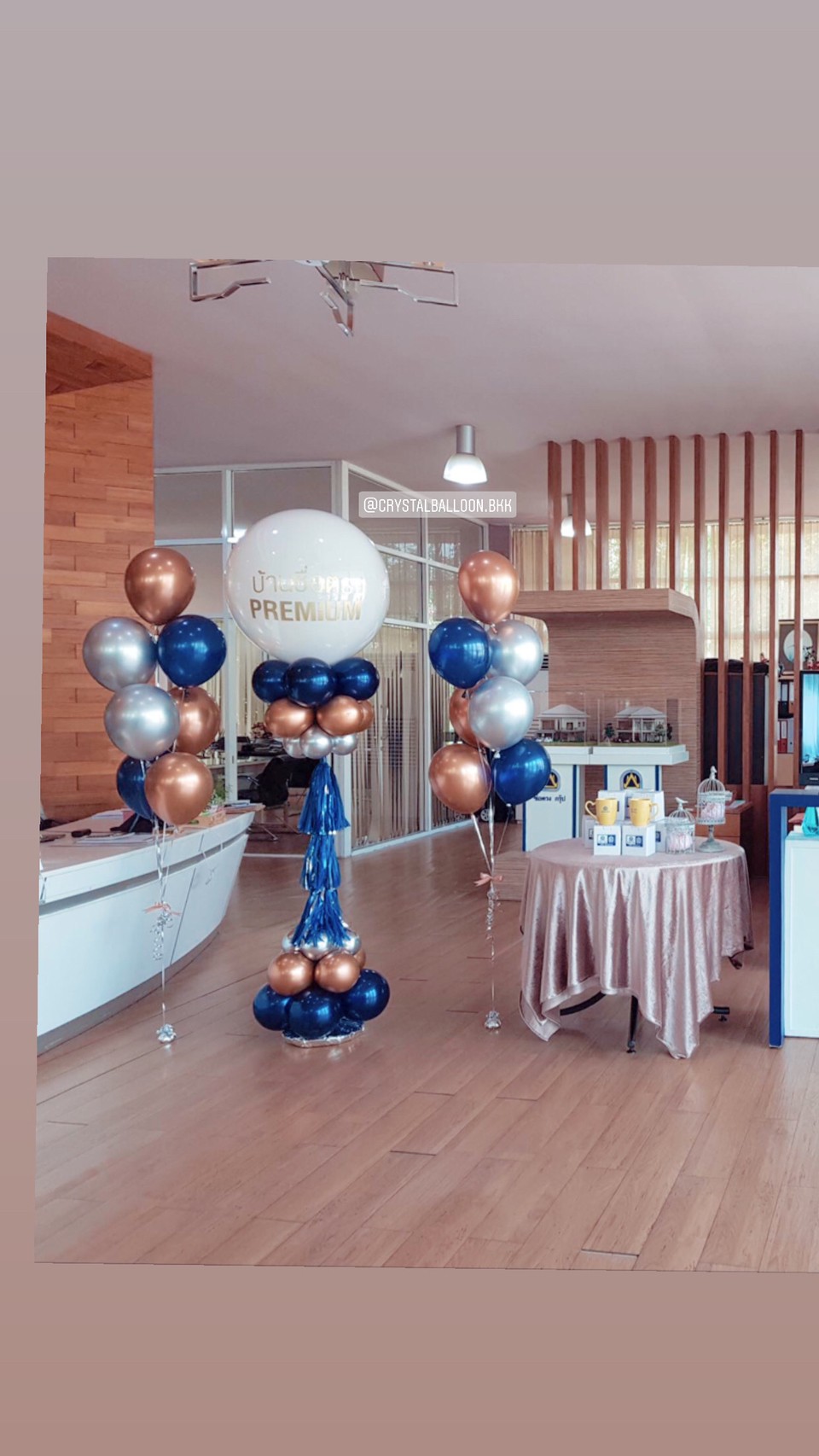 เสาลูกโป่ง เปิดงาน-เปิดร้าน ลูกโป่งยาง 36" สีขาว พร้อมตกแต่ง ช่อลูกโป่งโครเมี่ยม 7 ลูก 2 ช่อ สามารถเปลี่ยนสีลูกโป่ง/เปลี่ยนข้อความได้