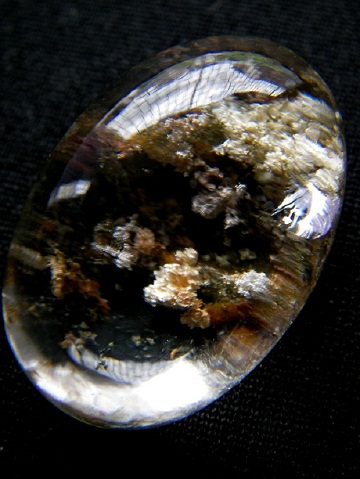 QU0028 แก้วสามกษัตริย์สกุลเดียวกัน ประกอบด้วยมลทินแร่ 3ลักษณะ ปวกขาว ปวกเขียว ปวกทอง-แดง(สังเกตมีเทพฮกด้านขวามือล่างรูปแรก)เทพฮกหมายถึงการมีอำนาจบารมี