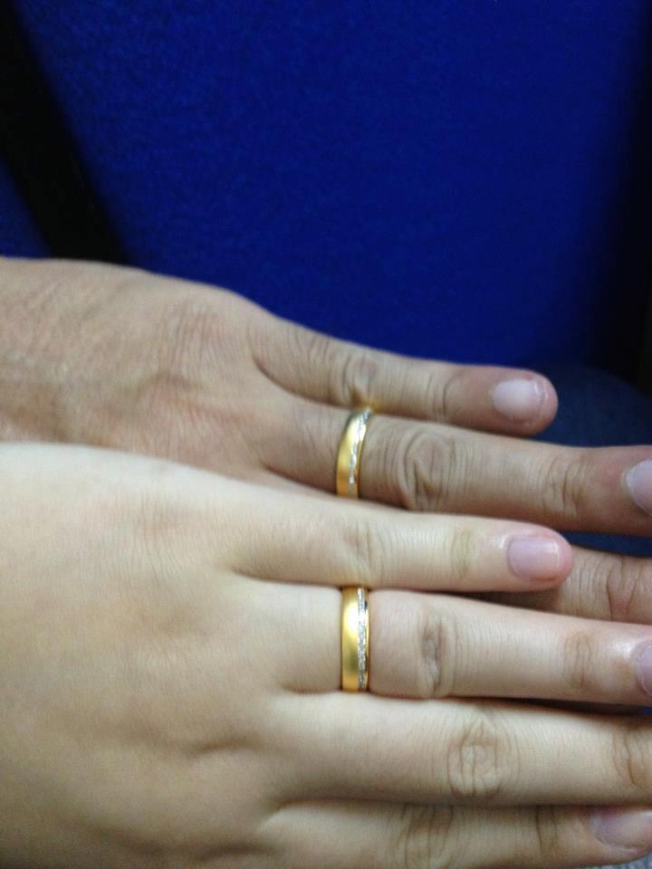 BR209+++แหวนแถวเพชรข้าง+++ เก๋สุดๆ เรียบ หรู ดูมี class สีทองซาตินพ่นทราย สวยมากๆๆ แบบออกมาจากcatalogue เลยค่ะ ใส่เป็นแหวนคู่ชายหญิงได้เลย