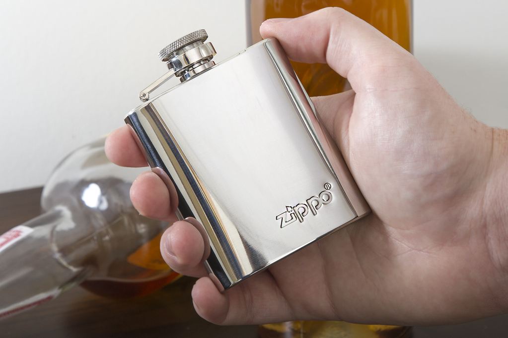 กระป๋องเหล้าแสตนเลสขนาด 3 ออนซ์ Zippo แท้ - Zippo 122228 Flask 3 Ounce Stainless Steel Embossed