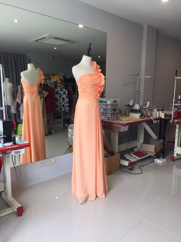 พร้อมเช่า ชุดราตรียาว ไหล่เดียว จับจีบตลอดช่วงเอว แต่งระบายไหล่ซ้าย เรียบหรู สีฟ้า