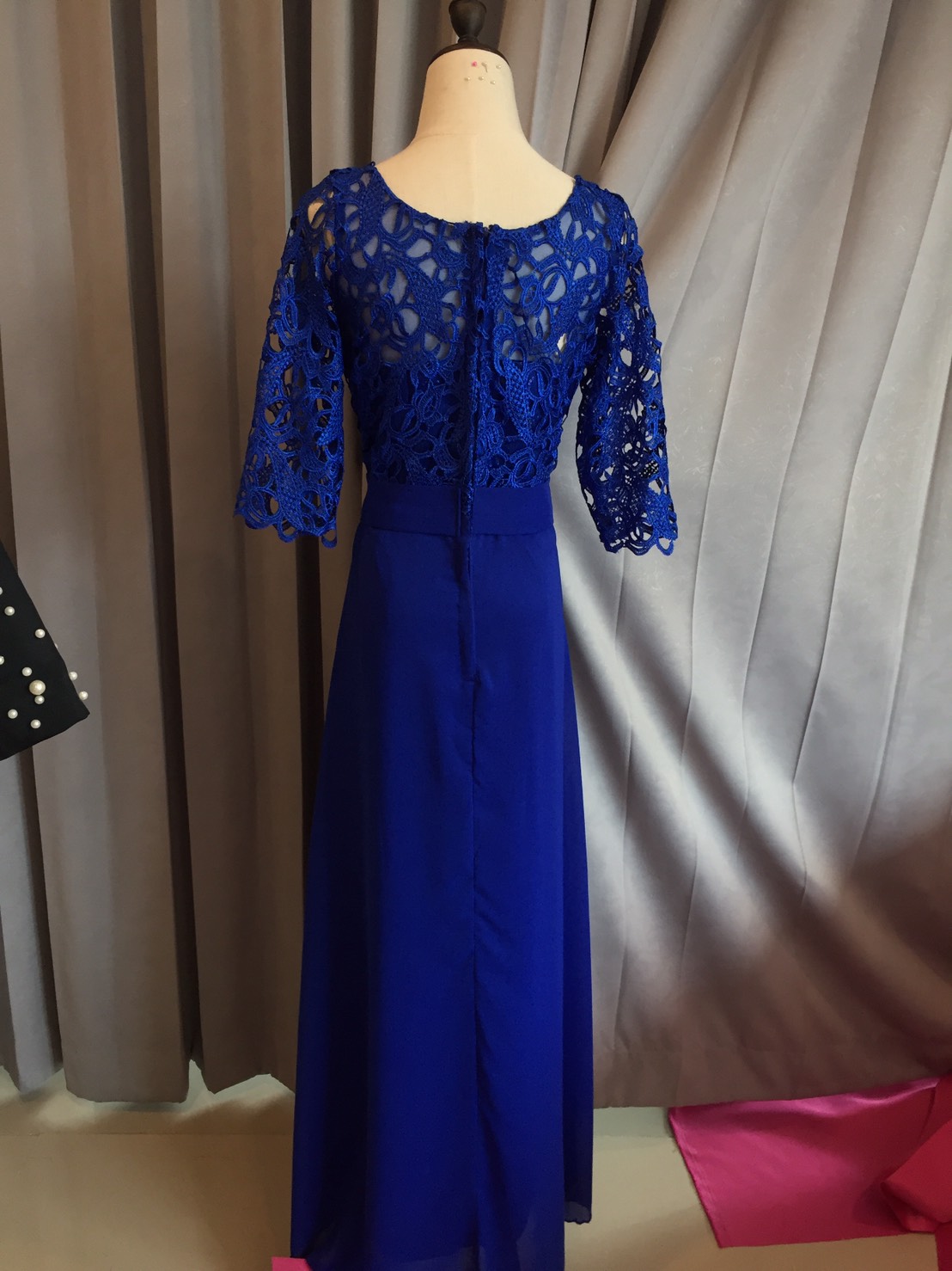 พร้อมเช่า ชุดราตรียาว สีน้ำเงิน แขนสามส่วน ลูกไม้ฉลุ กระโปรงผ้าชีฟอง