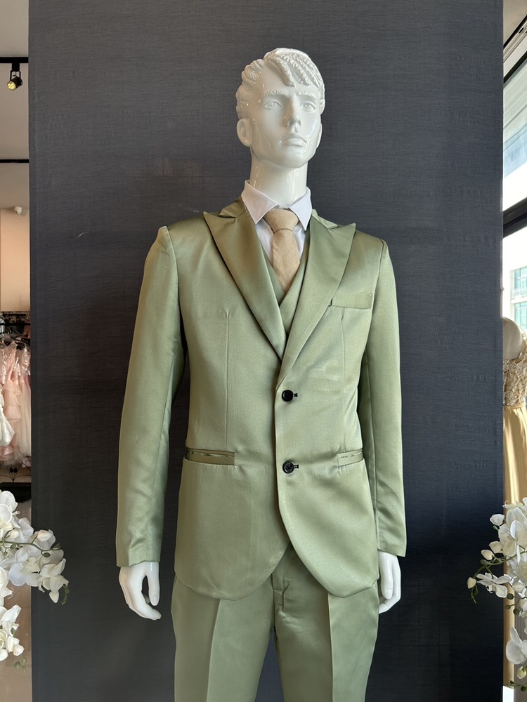 พร้อมเช่า ชุดสูทสีเขียว คอแหลม 2 กระดุม พร้อมเสื้อกั๊ก