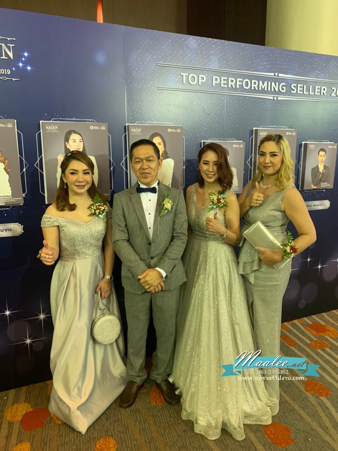 พร้อมเช่า ราตรียาว แขนกุด คอวี แต่งระบายช่วงเอว หรูหรา ผ้า Glitter สีเทา