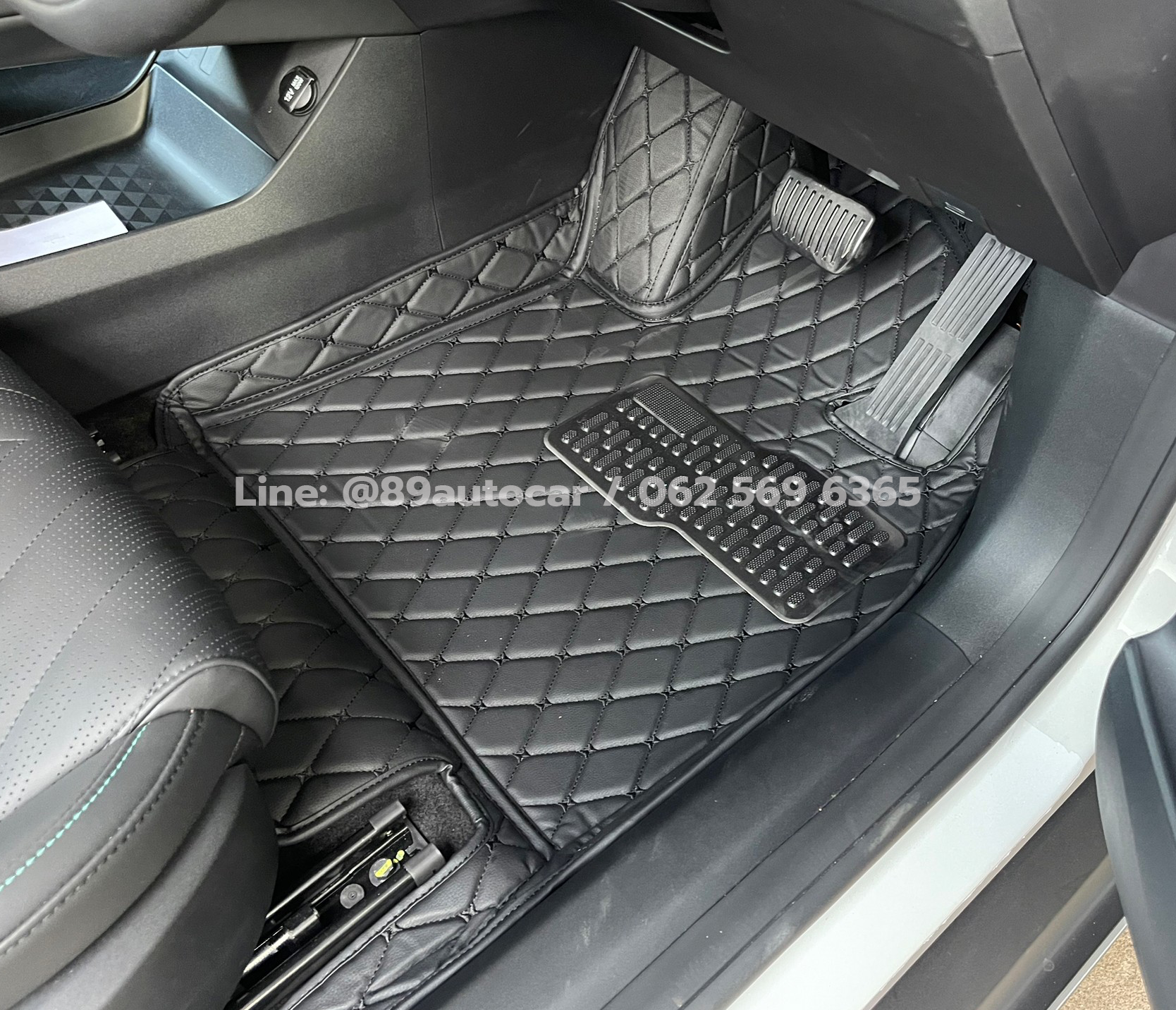 พรมรถยนต์ Changan Deepal L07 ปูพรม6D สีดำด้ายดำ 3 ชิ้น ในห้องโดยสาร