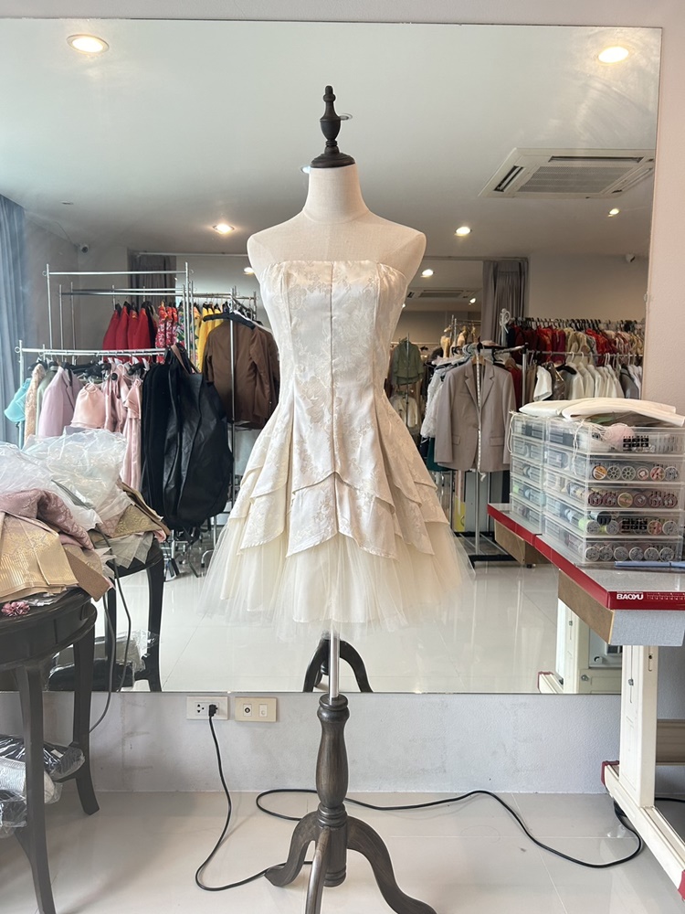 พร้อมส่ง ชุดราตรีสั้น เกาะอก สีครีมงาช้าง กระโปรงแต่งจีบทรงA สวยหรู