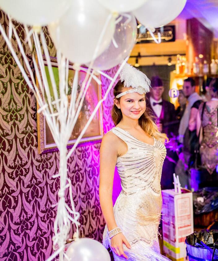 พร้อมเช่า ชุดแนววินเทจ ออกงาน แต่งเลื่อมทั้งชุด กระโปรงพริ้วสวย สีเงินวิ้งๆ