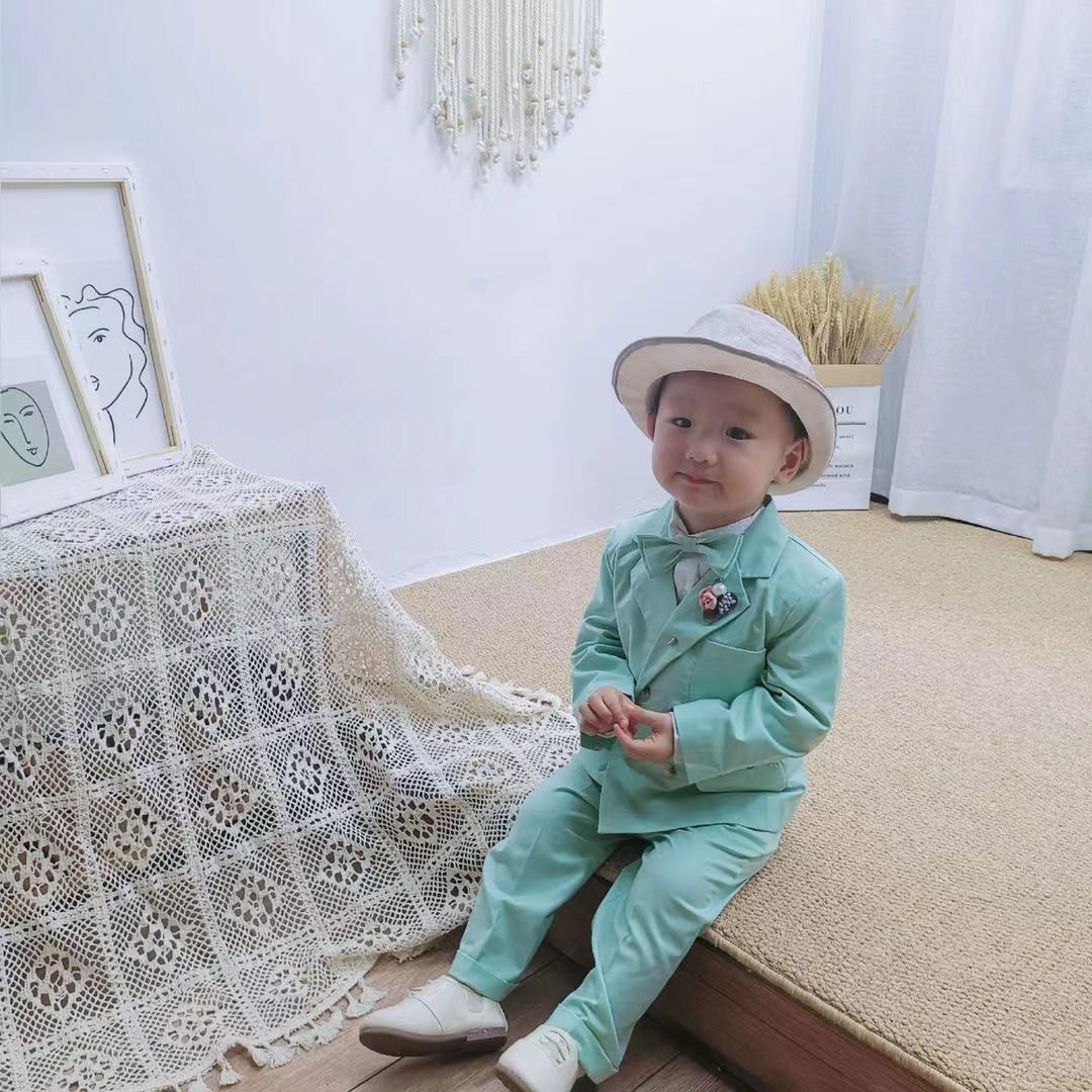 พร้อมเช่า ชุดสูทเด็กชาย สีเขียว กระดุมสองแถว ทอลายในเนื้อผ้า **พร้อมเช่าไซส์ 120, 150**