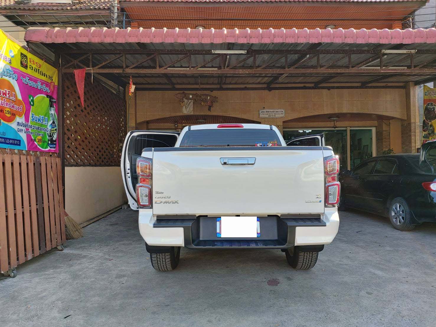 ผ้ายางปูพื้นรถยนต์ Isuzu D-Max 4 ประตู 2020 ลายธนูสีดำขอบแดง