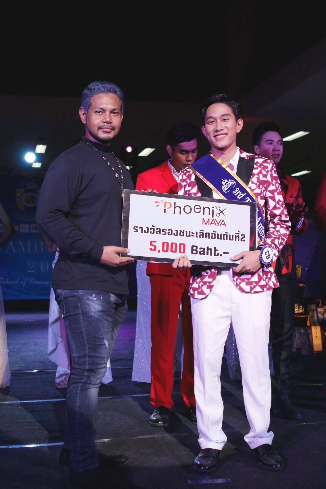 พร้อมเช่า เสื้อสูทชาย สีแดงขาว แต่งปกคอดำ พิมพ์ลายกราฟฟิก กับกางเกงสีดำ