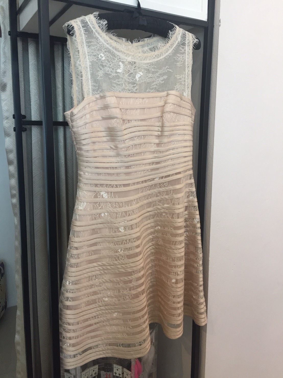 พร้อมเช่า ชุดเดรส/ชุดราตรีสั้น แขนกุด สี Apricot ผ้าลูกไม้โปร่ง ซับในสีเนื้อ ด้านนอกตัดเย็บทำเป็นลายขวาง