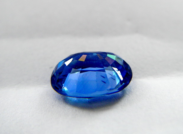 Blue Sapphire พลอยดิบ Unheated ธรรมชาติ100% ความสะอาด VVS-IF ขนาดพลอย 6.88x8.81x4.03 mm. น้ำหนักพลอย 2.36 ct. พร้อมใบเซอร์ GIT