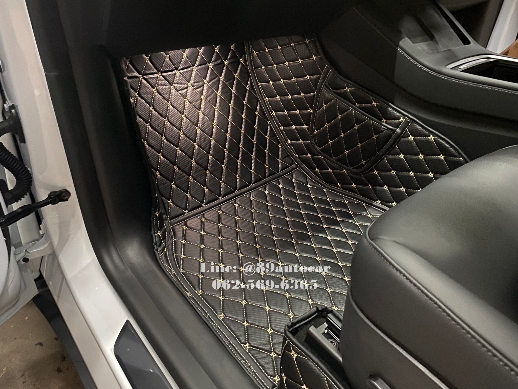 พรมรถยนต์ Tesla Model Y ปูพรม6D สีดำด้ายทอง ลายเคฟล่า เต็มคัน
