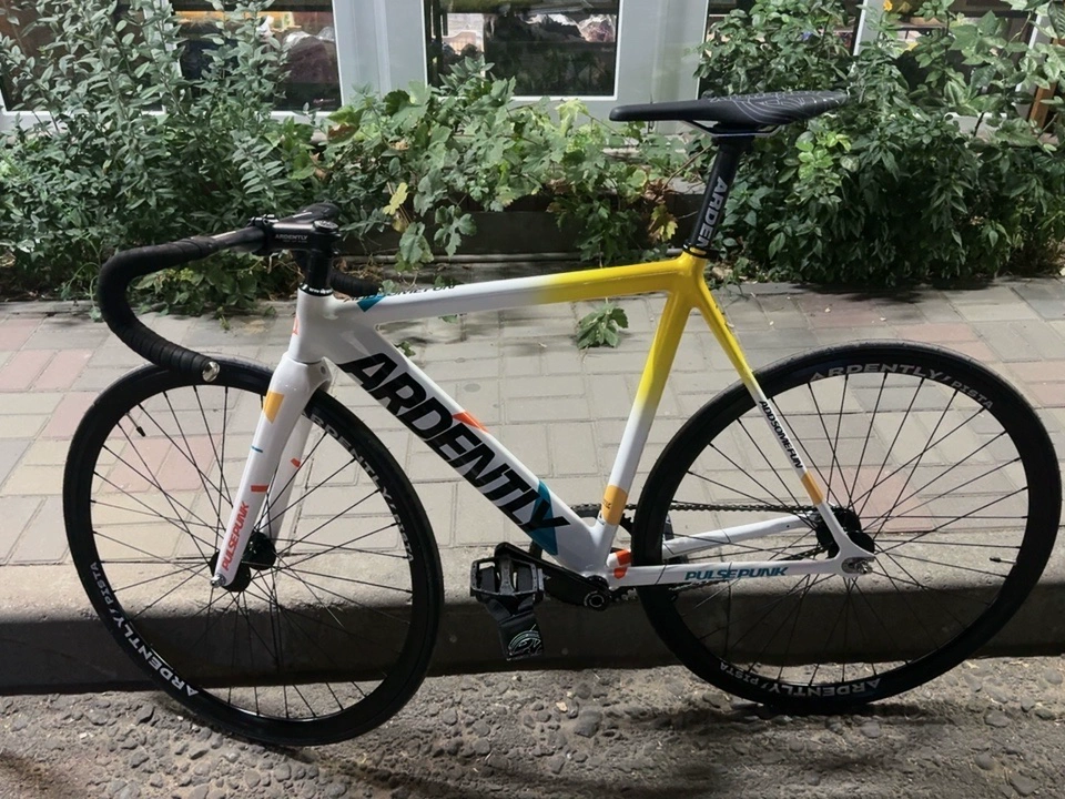 จักรยาน Fixed Gear ARDENTLY PULSE PUNK | ดีไซน์หน้าเอียง อลูมิเนียม 6069 | สั่งทำมือ | ชมพู เหลือง ล้ออลู