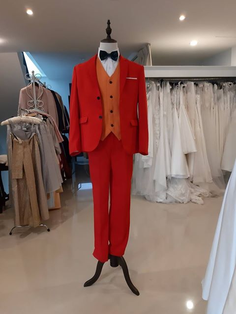 พร้อมเช่า ชุดสูทชาย สีแดงสด แต่งกระดุมดำ +เสื้อกั๊กสีส้มสด