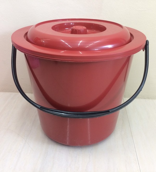 ถังน้ำพร้อมฝา เบอร์ 4.5 บรรจุ 13 ลิตร สีทึบ ขนาด 32.0 x 28.5 cm. ราคาโหล ละ 425 บาท จำนวน มัดละ 4 โหล