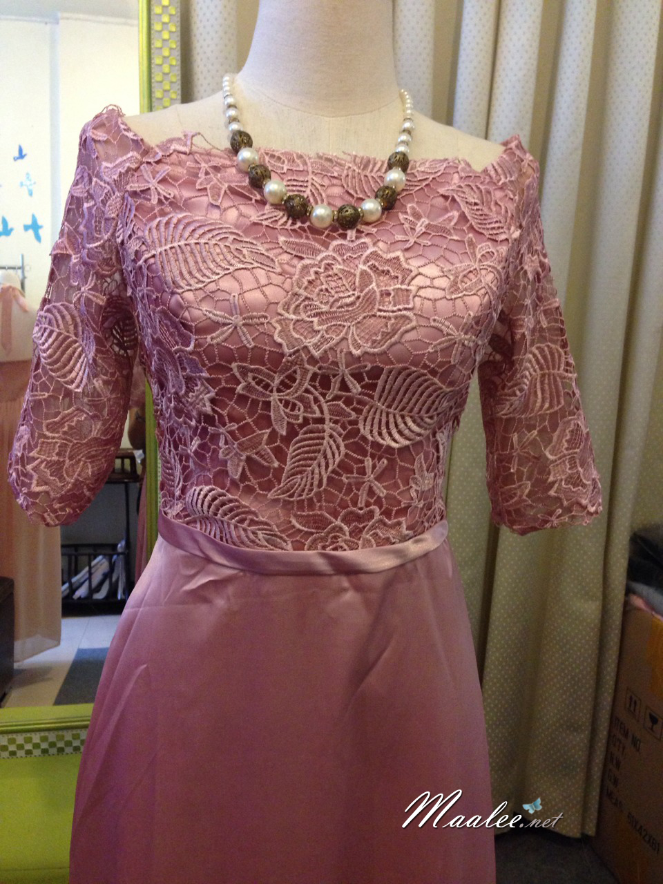 พร้อมเช่า ชุดราตรียาว แบบปาดไหล่ สีชมพูNude ผ้าซาติน แต่งลูกไม้ (เชือกผูกหลัง)