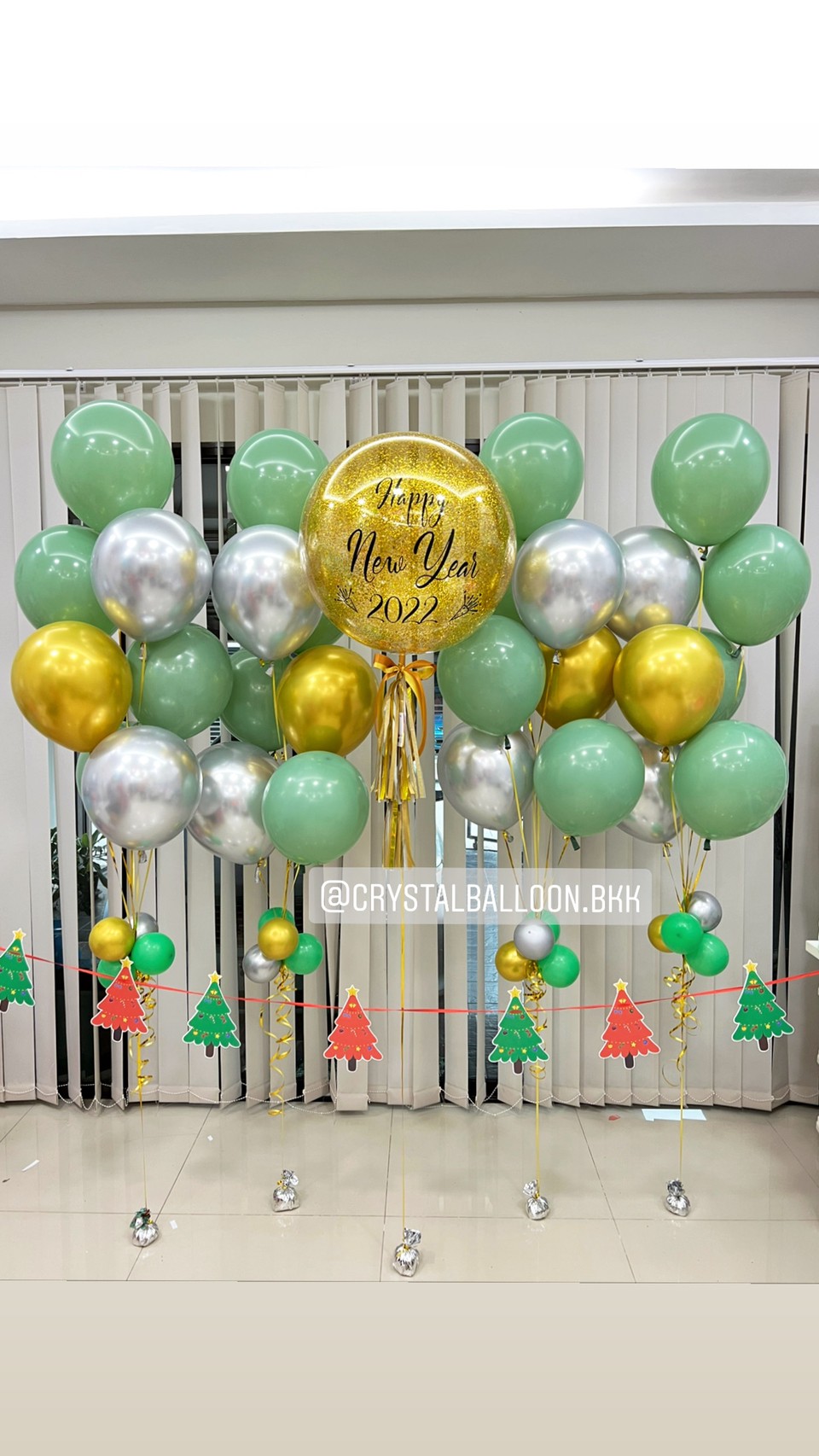 ลูกโป่ง Happy New Year Bubble ขนาด 24" Theme สีเขียว-ทอง พร้อมตกแต่ง ช่อลูกโป่ง 7 ลูก 4 ช่อ,ธงต้นคริสต์มาส 1 ชิ้น สามารถเปลี่ยนสีลูกโป่ง/เปลี่ยนข้อความ/เปลี่ยนขนาดได้