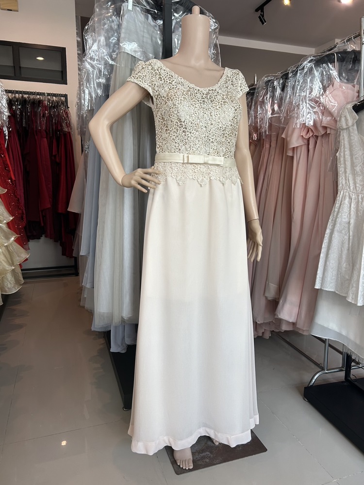 พร้อมเช่า ชุดราตรียาว แขนสั้น กระโปรงผ้าชีฟอง เอวคาดเข็มขัดโบว์ ช่วงบนปักเลื่อมแซมผ้าลูกไม้ สีครีม Champagne