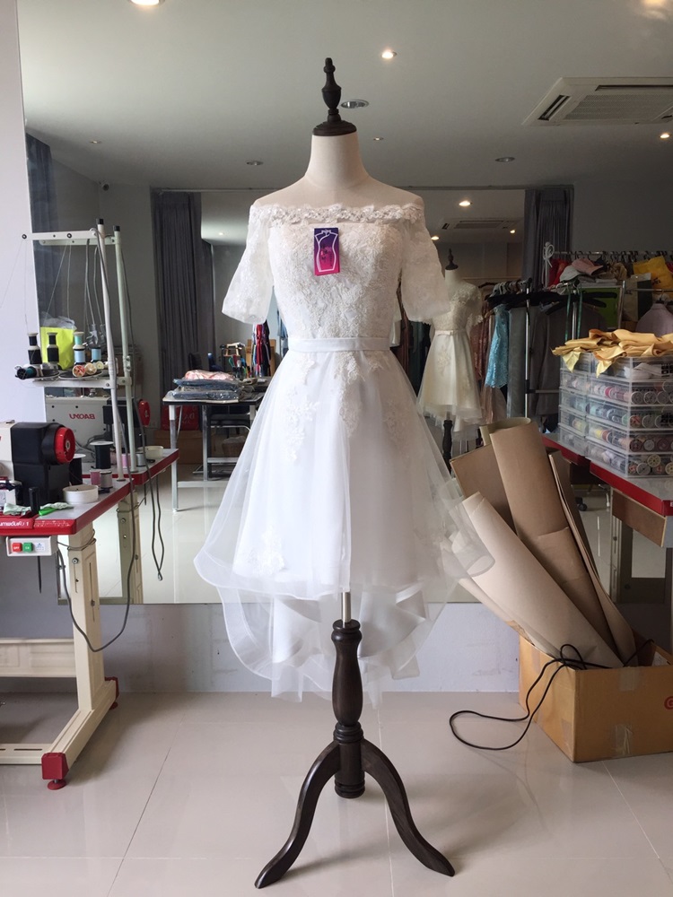 พร้อมเช่า ชุดแต่งงาน มินิมอล ชุดหมั้น ลูกไม้ ทรงปาดไหล่ หน้าสั้น หลังยาว ชุดพรีเวดดิ้ง