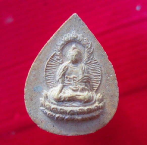 พระเนื้อผงรูปหยดน้ำ รูปเหมือนเจ้าแม่โพธิสัตว์กวนอิม หลัง ยันต์จีน ไม่ทราบที่