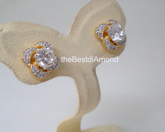 ===BE317+ต่างหูเพชรรูปกงจักร+ต่างหูหวานๆ ดูเป็นดอกไม้หรือกงจักรก็ได้ ทำเก๋เพชรเม็ดกลางใหญ่ ครึ่งกะรัต(5 mm)ฝังแบบหนามเตย 4 จุด และล้อมด้วยเพชรเล็กๆ