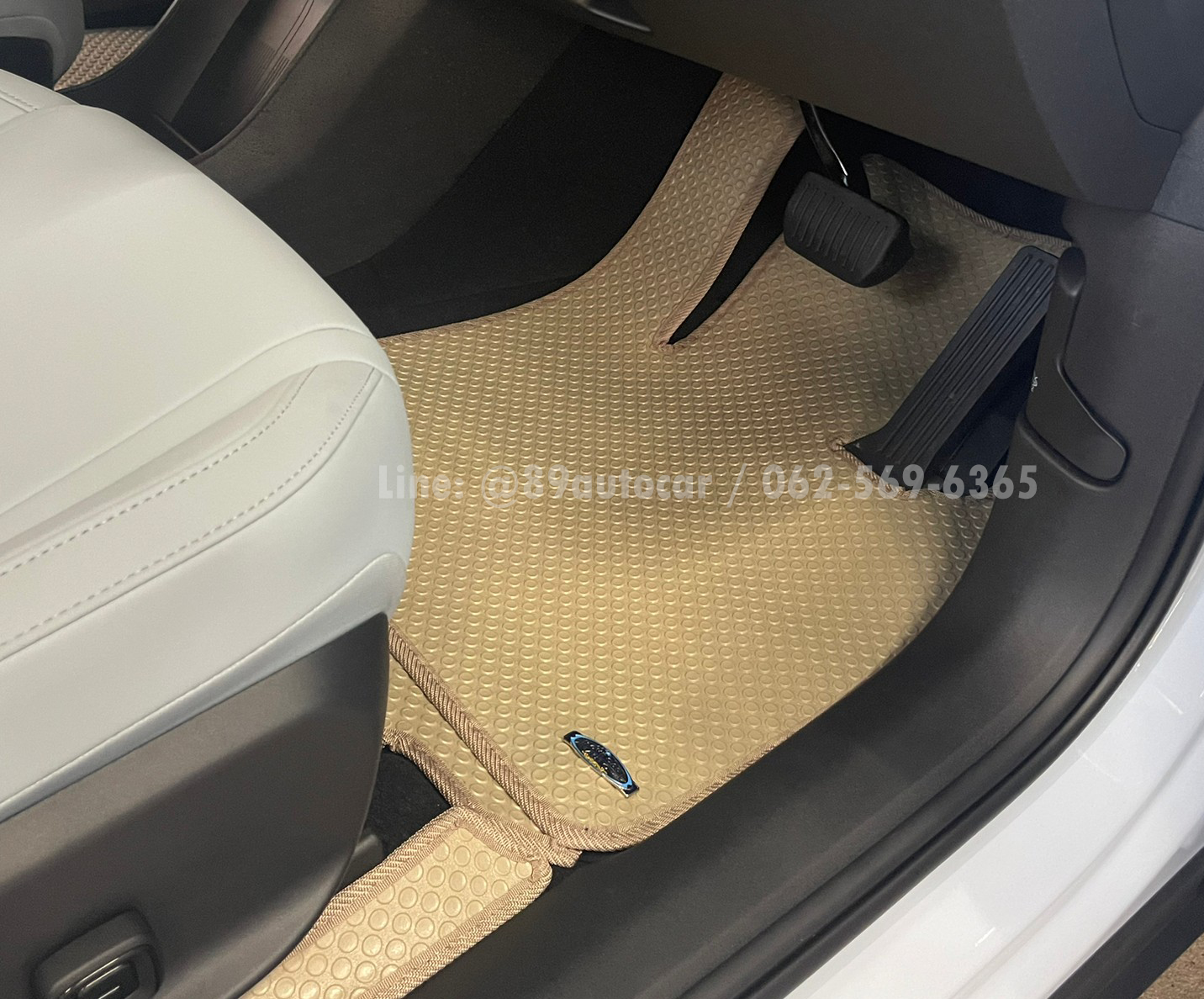 ผ้ายางปูพื้นรถยนต์ Volvo EX30 2024 ปูกระดุมเล็ก PVC สีครีมขอบครีม
