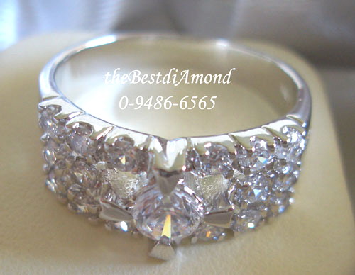 RL006RD+++แหวนแถว3แถว พร้อมเพชรตรงกลาง+++แหวนแถวที่สวยอีกวง มีเพชรขนาด 25 สต อยู่ตรงกลางดูสวยโดดเด่น ดีดูมากๆๆๆ เล่นไฟระยิบระยับเลยค่ะ