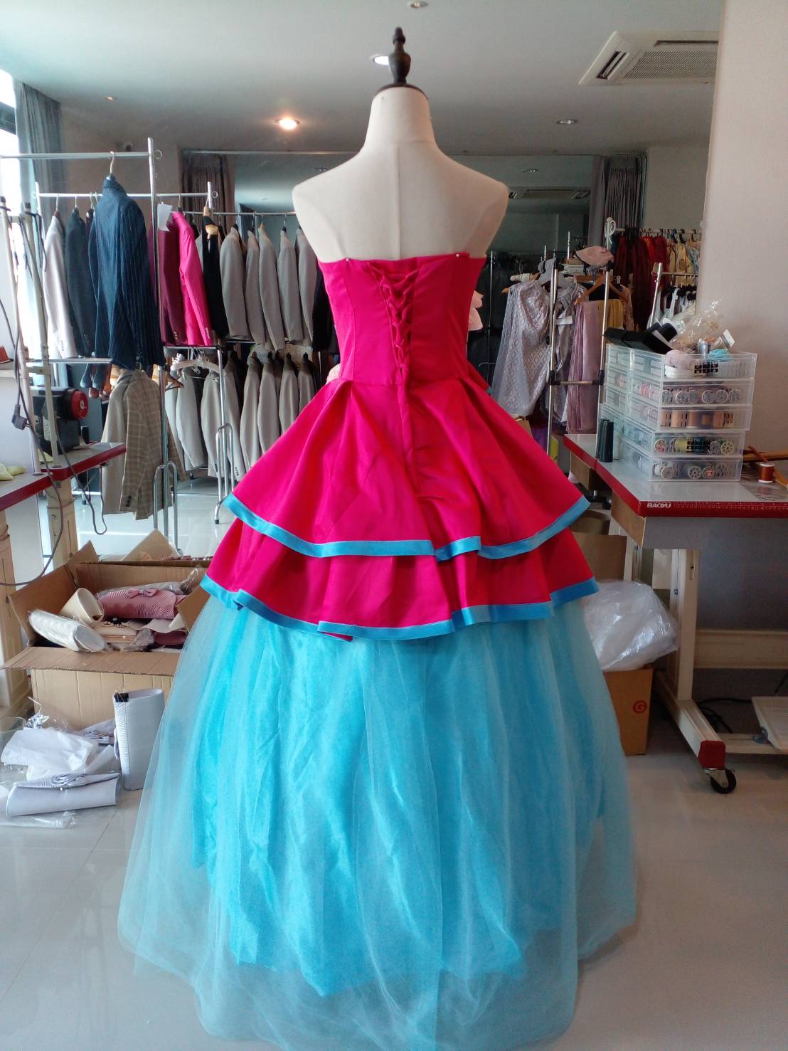 พร้อมเช่า ชุดแฟนซี ชุดราตรียาว เกาะอก สีฟ้า แต่งระบายสีบานเย็นสวย สองชั้น