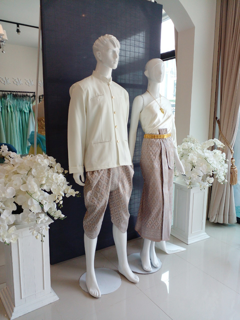 เช่า ชุดไทย ชุดเพื่อนเจ้าสาว ชุดไทยผ้าถุงสีเทาชาเงิน สไบสีเทาขาว