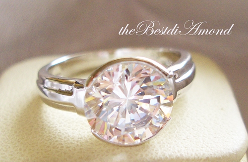 แหวนเพชรเม็ดเดี่ยว เล่นไฟดีมาก เรียบๆ แต่หรูอลังการมากสำหรับรหัสนี้ค่ะ โชว์เพชรเต็มๆ ขนาดประมาณ 3 กะรัต ชุบทองแท้ 24 K หนา 5ไมครอน BR907RD