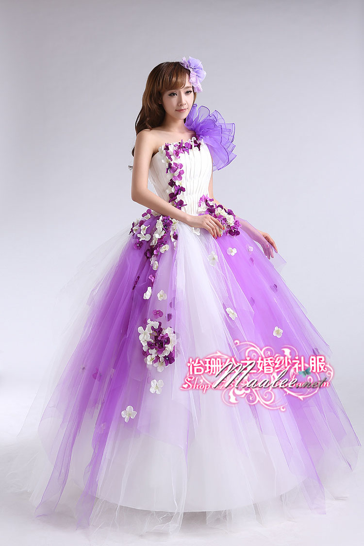 พร้อมเช่า ชุดแฟนซี ชุดราตรียาว สีม่วงขาว เกาะอกไหล่เดียว แต่งดอกไม้สามมิติ แต่งระบายที่ไหล่ กระโปรงพองสวย