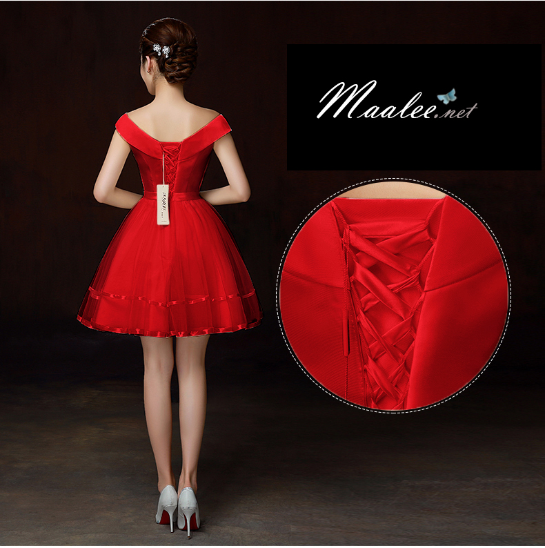 พร้อมเช่า ชุดราตรีสั้น แบบไหล่ปาด ผ้าไหมดัชเชส กระโปรงผ้าตาข่าย&แต่งริ้บบิ้นเก๋ๆชายกระโปรง และโบว์ช่วงเอว สีแดง (เชือกผูกหลัง)