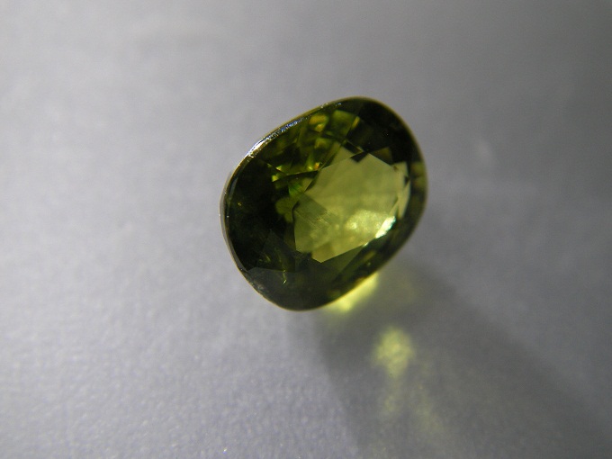 Green Sapphire unheated พลอยดิบ ใบเซอร์ BGL-Q01752 มรกต (เขียวส่อง) (Green Sapphire)ดิบไม่เผา VVS-IF ขนาดพลอย 5.71 x7.56 x3.90 mm.1.73 ct.